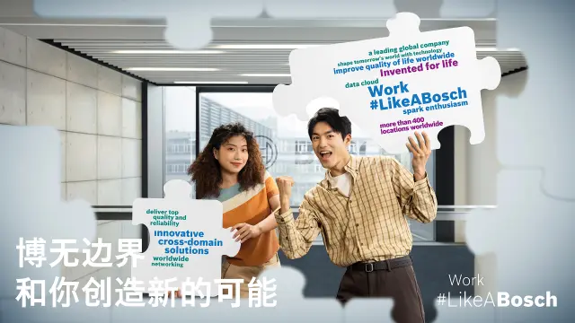 一群员工正将一位同事举起以示庆祝，这位同事非常高兴。 
