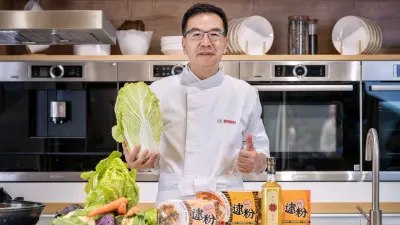陈玉东在直播活动中帮农户带货