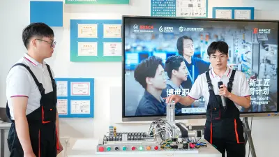 未来新工匠项目学生代表现场展示智能制造供料单元初级技能培训和素养课程培训学习成果